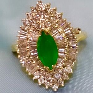 Gorgeous 14k Yellow Gold Emerald Diamond ring 💍